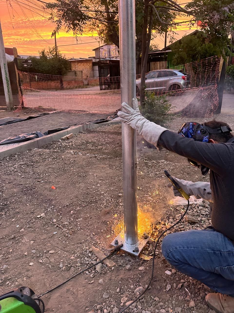 Instalación de poste de alumbrado público por el equipo de Paz Tres Montes