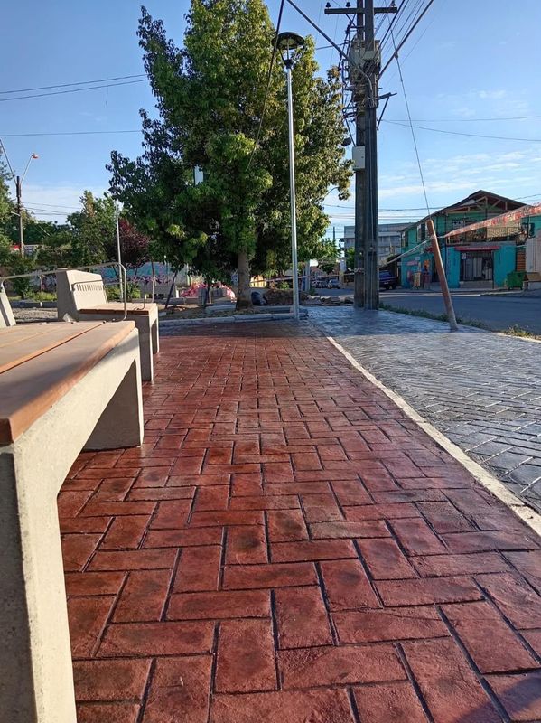 Remodelación de plaza con pavimento de adoquín